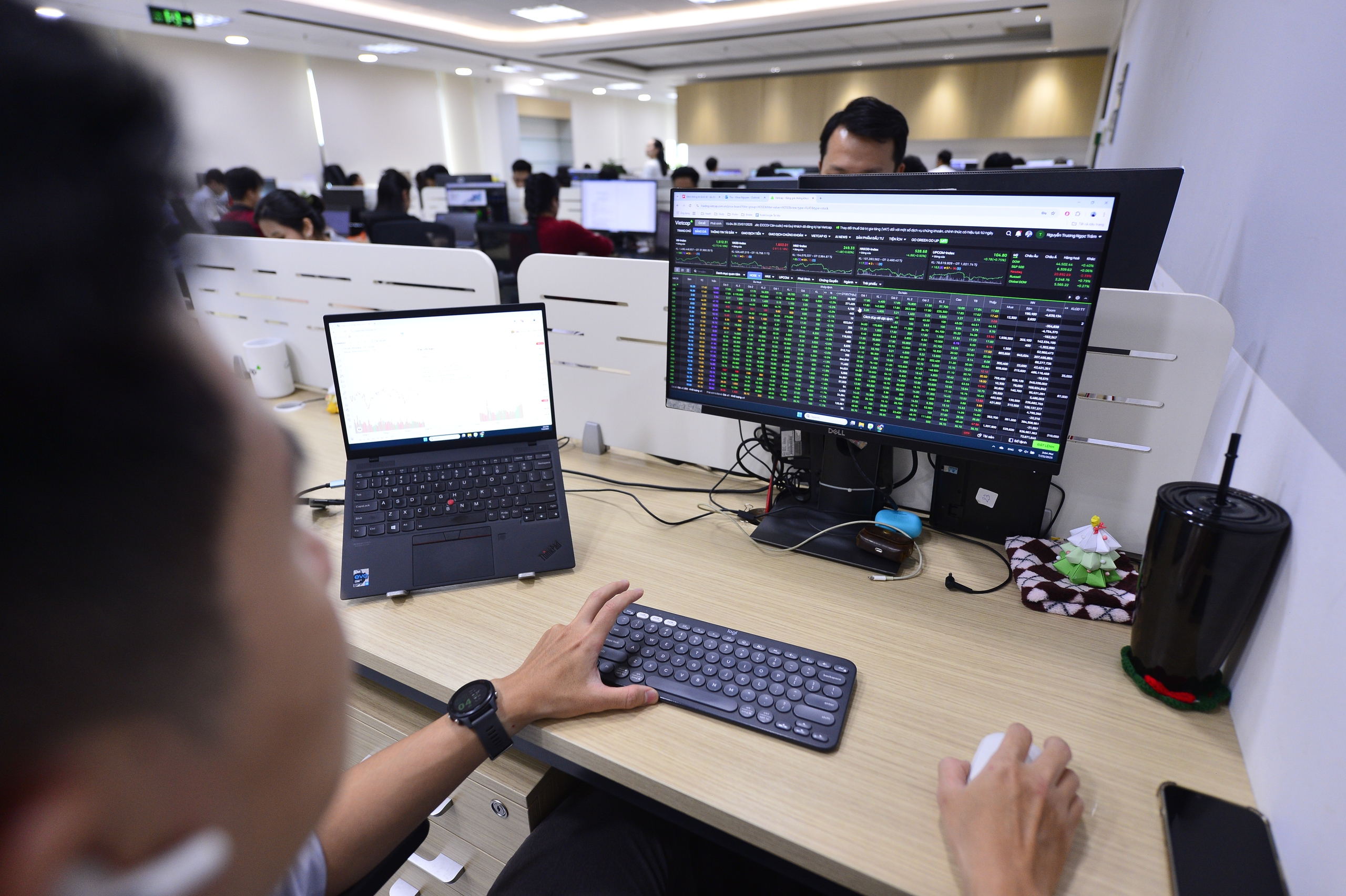 VN-Index bất ngờ 'lì xì' 42 điểm cho nhà đầu tư trước Tết - Ảnh 1.