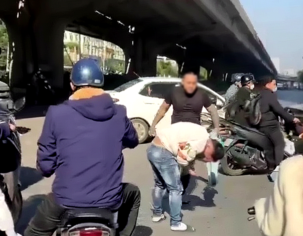 Va chạm nhau trên đường, nhường một chút để đổi lấy bình an - Ảnh 1.