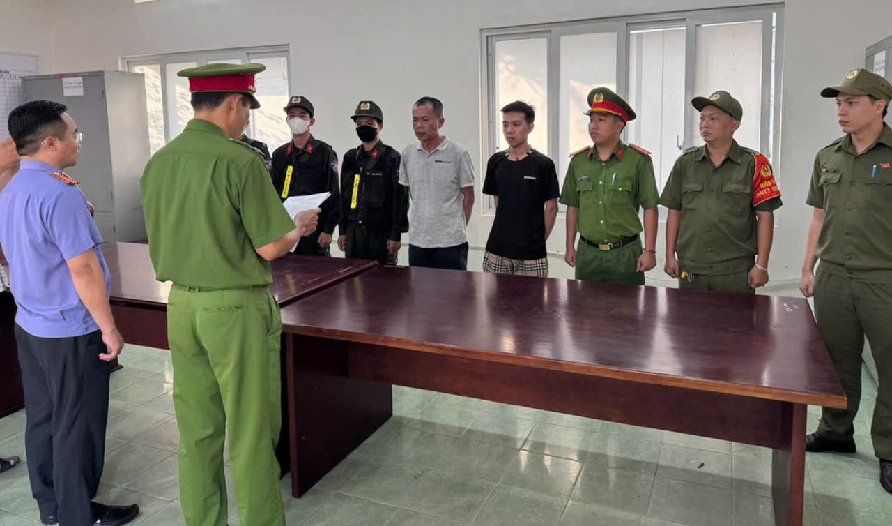 Hành xử côn đồ, vướng vòng lao lý - Ảnh 1. lao lý - Ảnh 1.