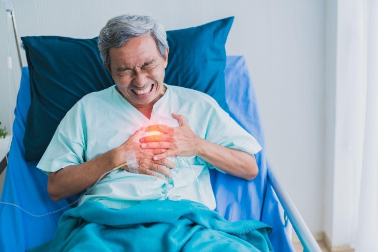 Vài ly rượu ngày Tết có thể kích hoạt cơn đau tim 1 Uống rượu bia ngày Tết làm tăng nguy cơ biến chứng đối với người có bệnh nền tim mạch (Ảnh: Internet)