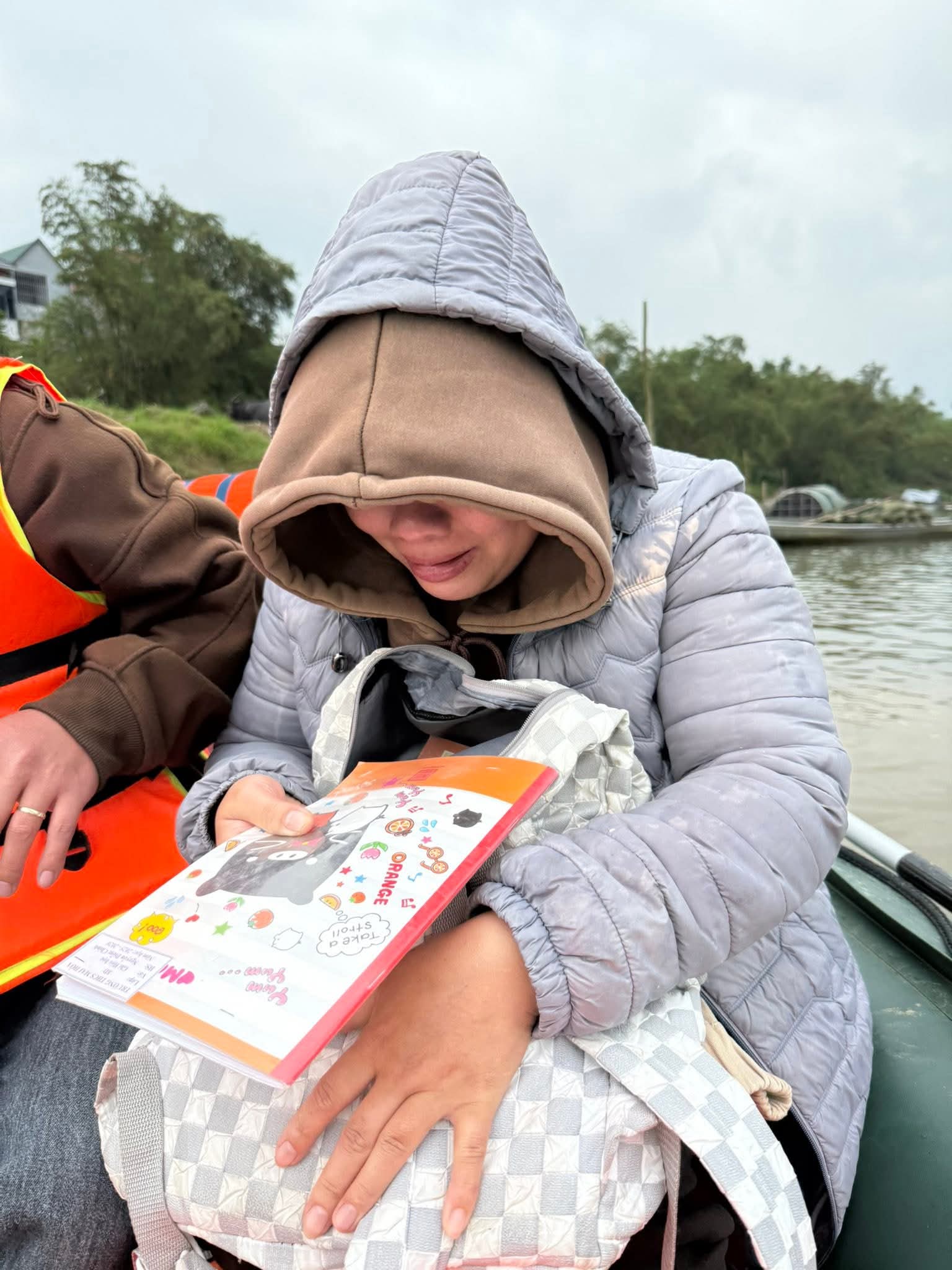 Vụ lật đò chở 7 người: “Vẫn day dứt vì không kịp cứu cháu nhỏ