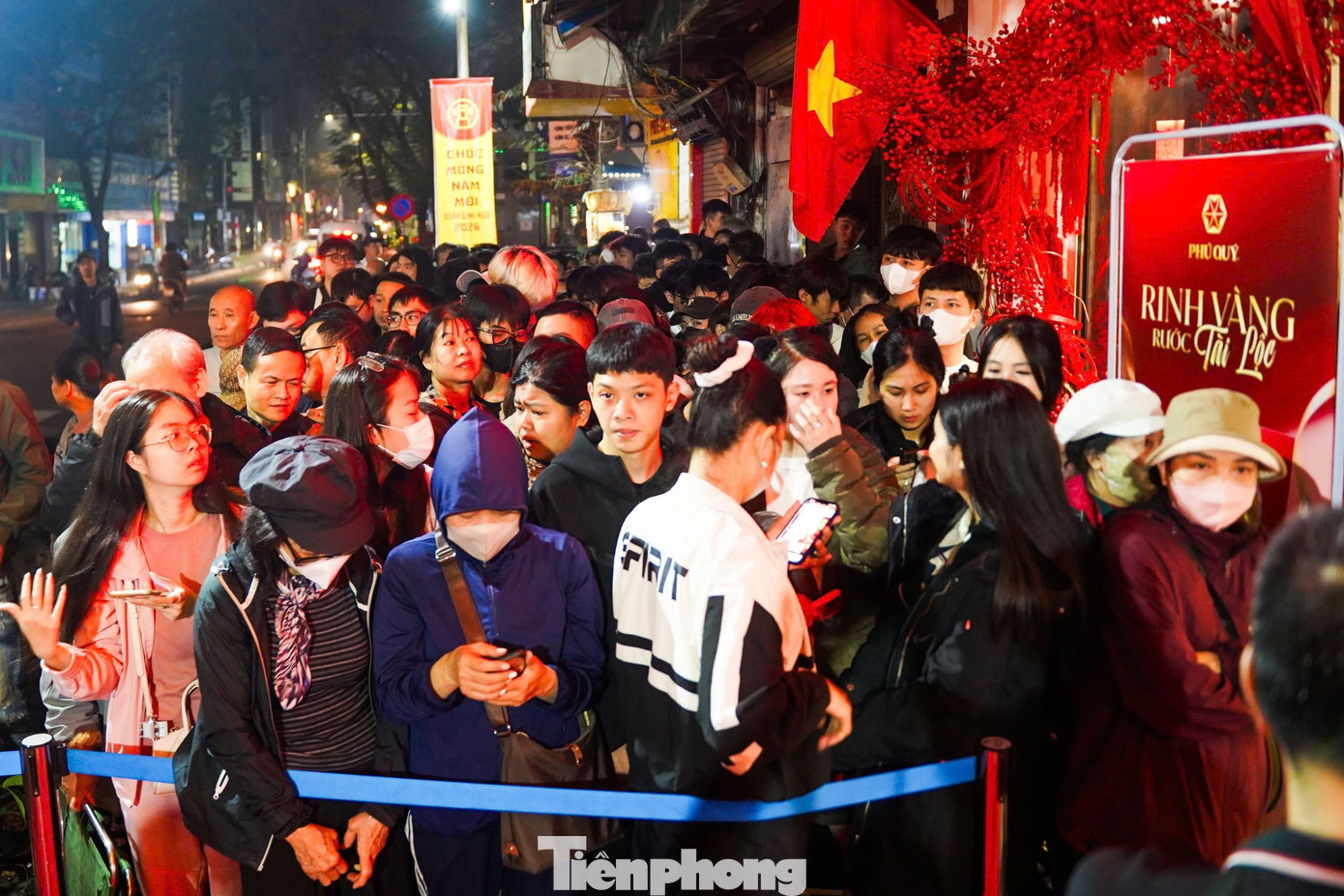 'Vàng mắt' xếp hàng mua bạc- Ảnh 1.