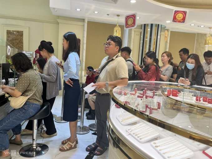 Khách xếp hàng chờ mua vàng, bạc tại trung tâm vàng bạc của DOJI trên đường Hàm Nghi phường Sài Gòn, TP HCM sáng 25/2. Ảnh: Quỳnh Trang