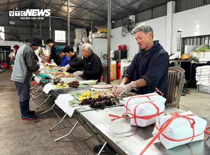 Về Hưng Yên tận thấy cách chế biến loại giò chả ‘độc nhất vô nhị’ phục vụ Tết- Ảnh 1.