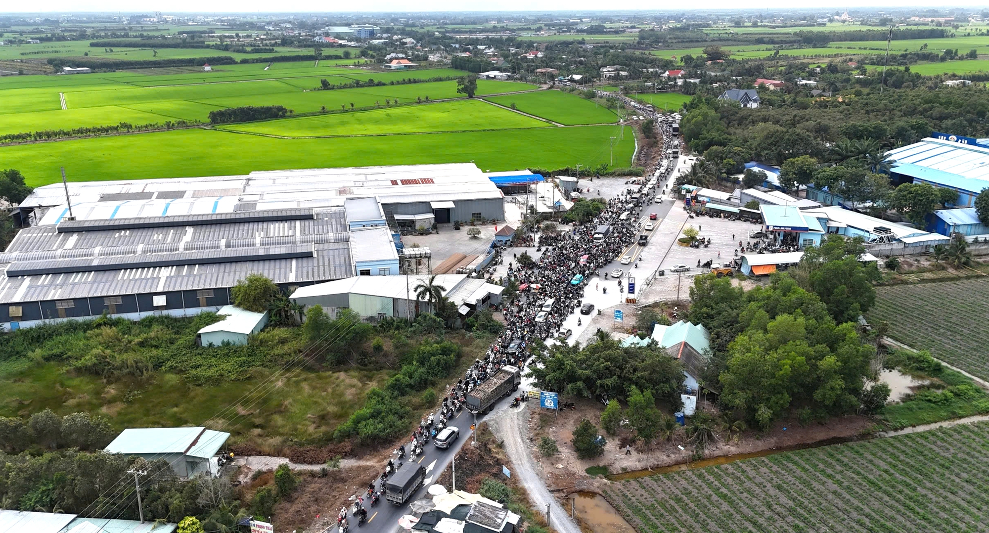 Về TP.HCM, dân bắc Đồng bằng sông Cửu Long vẫn mệt mỏi 'qua ải' quốc lộ 62, quốc lộ N2 1 quốc lộ 62 - Ảnh 1.