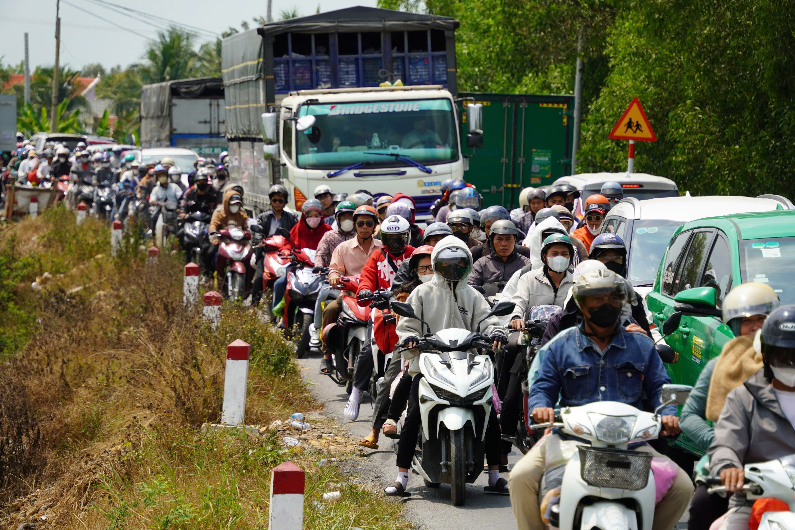 Về TP.HCM, dân bắc Đồng bằng sông Cửu Long vẫn mệt mỏi 'qua ải' quốc lộ 62, quốc lộ N2 2 quốc lộ 62 - Ảnh 2.