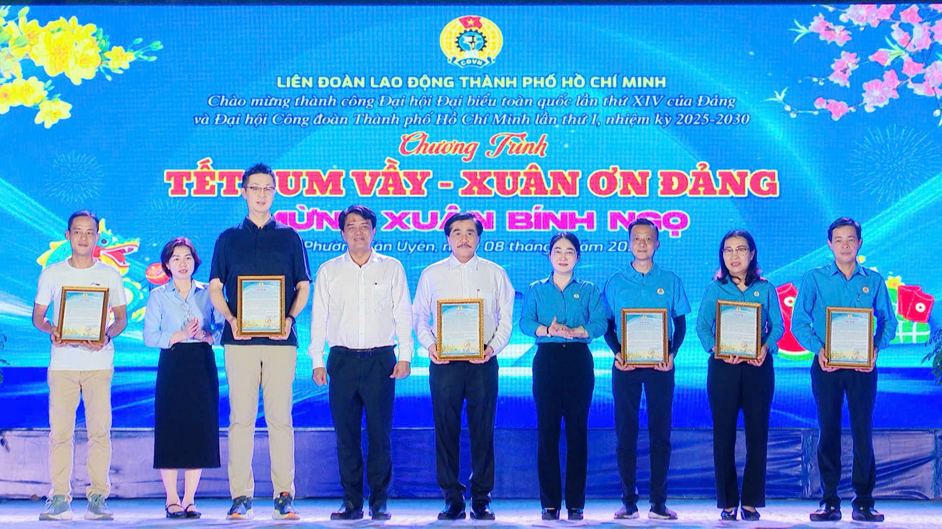 Nam công nhân xúc động khi nhận vé máy bay của Công đoàn sau 3 năm chưa về quê đón Tết - Ảnh 1.