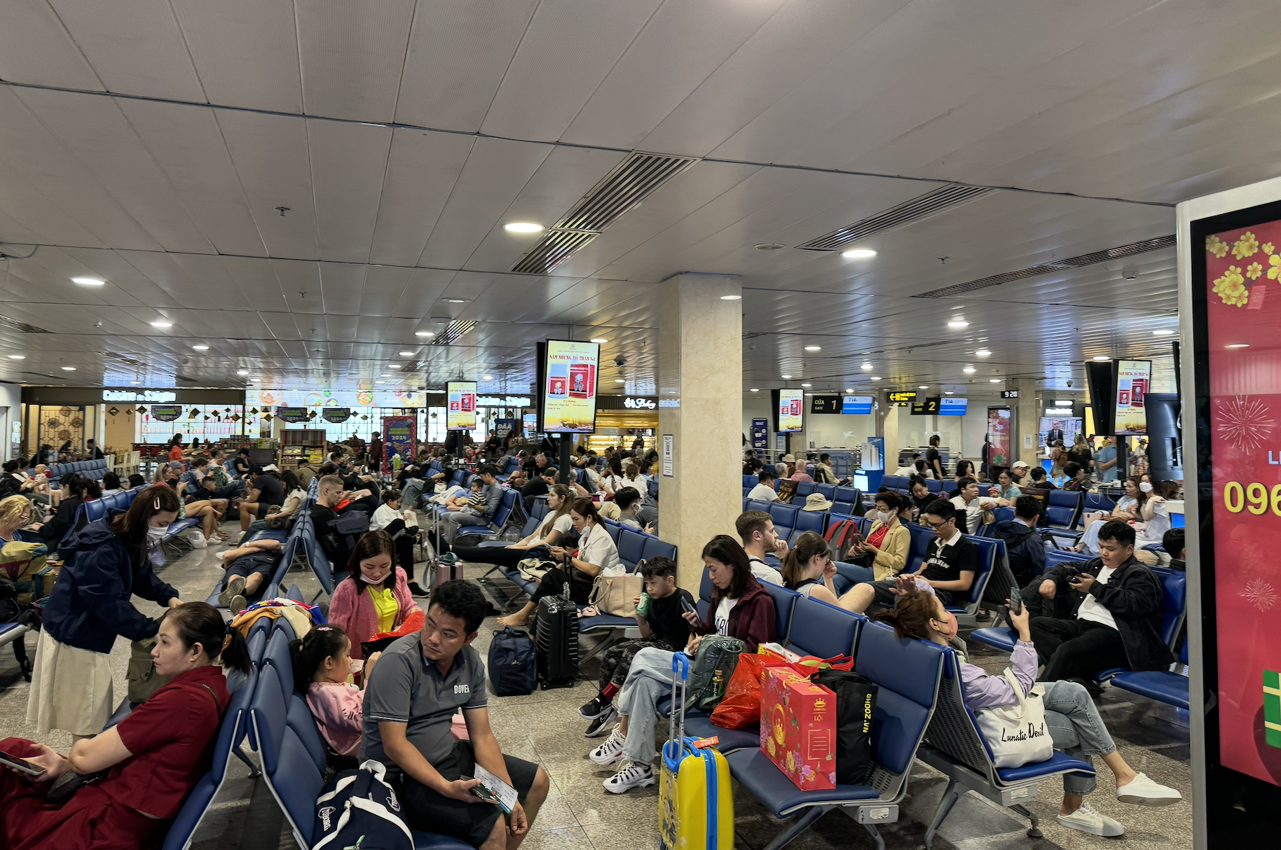 Vé máy bay, tàu xe sau tết quá căng- Ảnh 1.