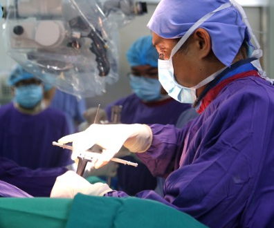 Về nước điều trị cột sống sau 30 năm xa quê, Việt kiều từ Anh hồi phục ngoạn mục - Ảnh 2.