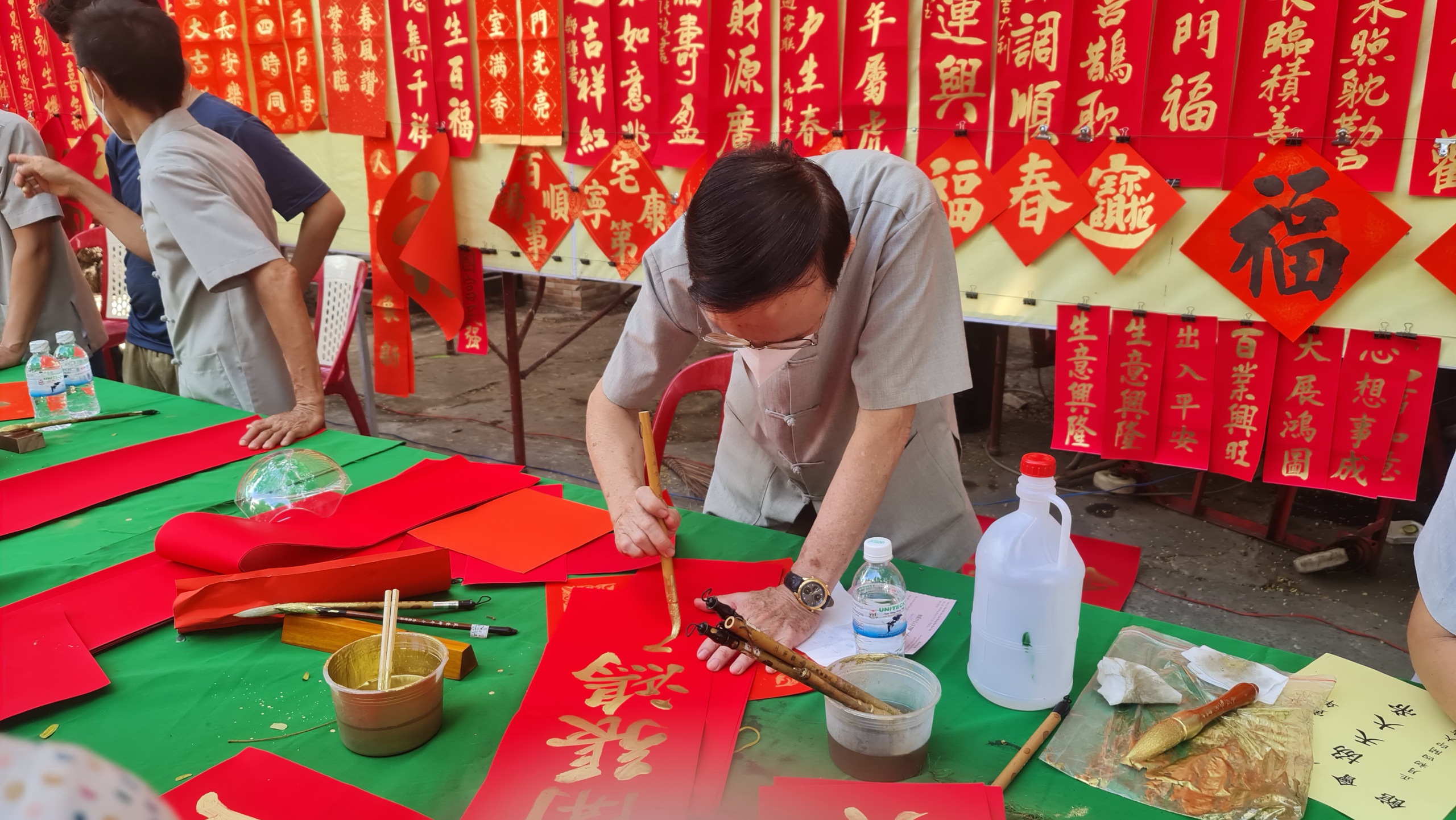 Về quê sớm vì nhớ mẹ và mấy trái bưởi, con gà ở chợ Tết quê nhà - Ảnh 1.