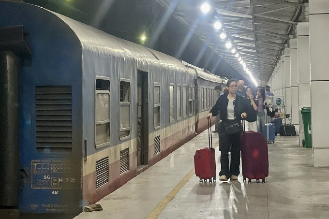 Khách mang hành lý lên tàu ở ga Sài Gòn, tháng 1/2026. Ảnh: Giang Anh