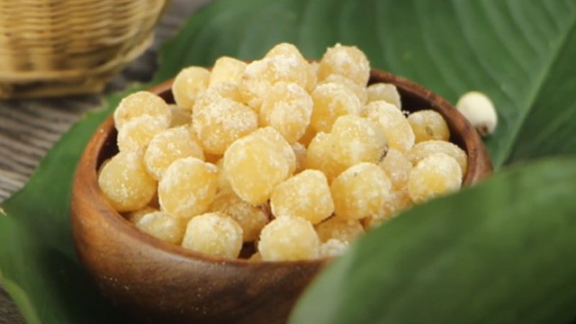 Vị đặc trưng của các loại mứt và cách chọn mứt phù hợp cho gia đình mùa Tết này 1 Mứt sen luôn chiếm vị trí trang trọng nhất trên khay mứt. Bạn có thể lựa chọn mứt sen trần truyền thống với lớp đường bao quanh tinh tế, mang vị ngọt bùi đặc trưng.