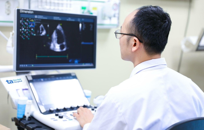Bác sĩ Tuấn siêu âm để xác định mức độ tổn thương tim cho bệnh nhân. Ảnh: Bệnh viện Đa khoa Tâm Anh