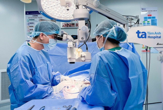 Bác sĩ Vinh phẫu thuật micro-TESE tìm tinh trùng cho anh Hóa. Ảnh: IVF Tâm Anh - Quận 8