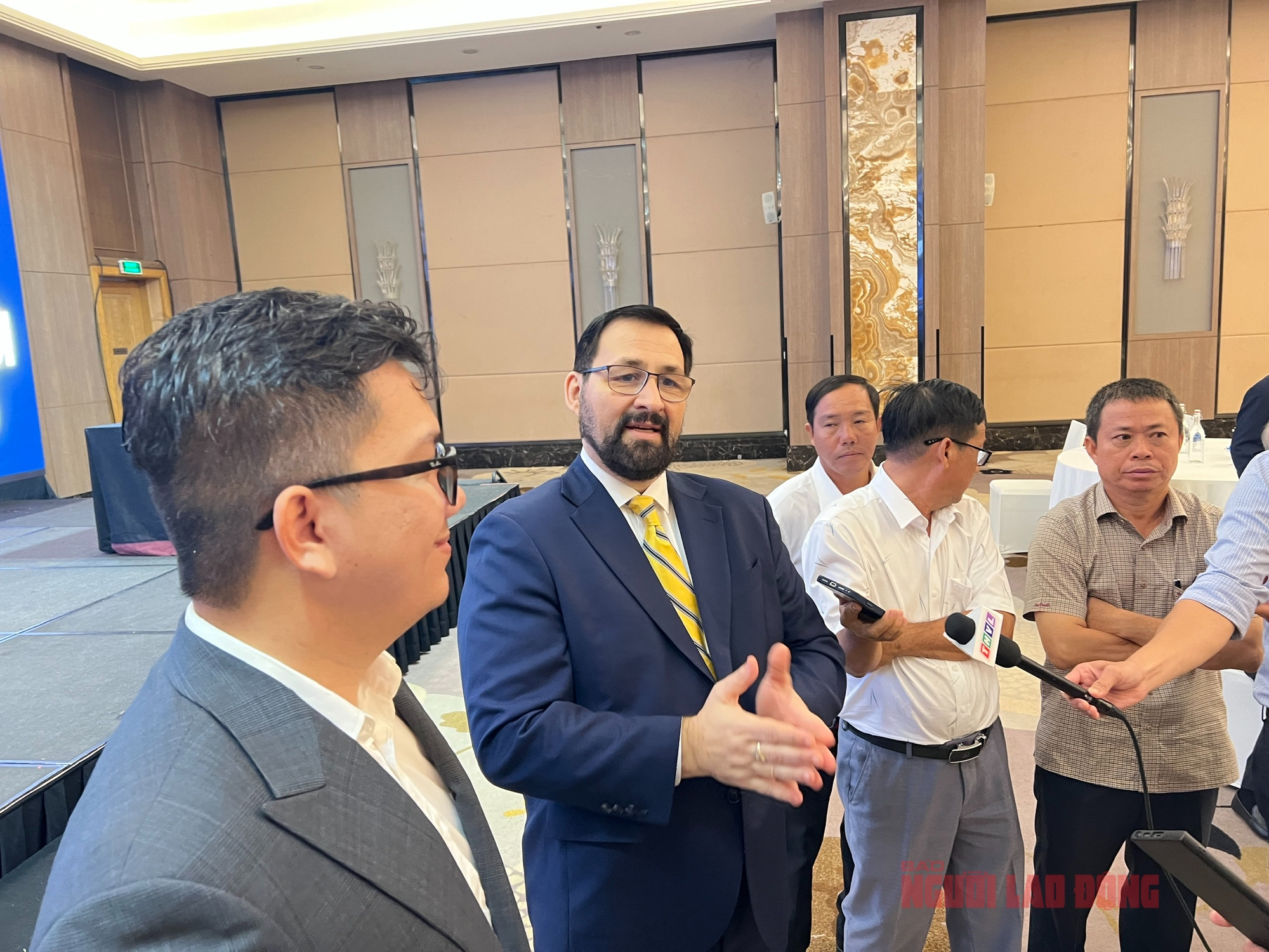 CEO The Rice Trader trao cúp cho cha đẻ gạo ST25 tại Việt Nam năm 2025 - Ảnh 1. CEO The Rice Trader trao cúp cho cha đẻ gạo ST25 tại Việt Nam năm 2025 - Ảnh 1.