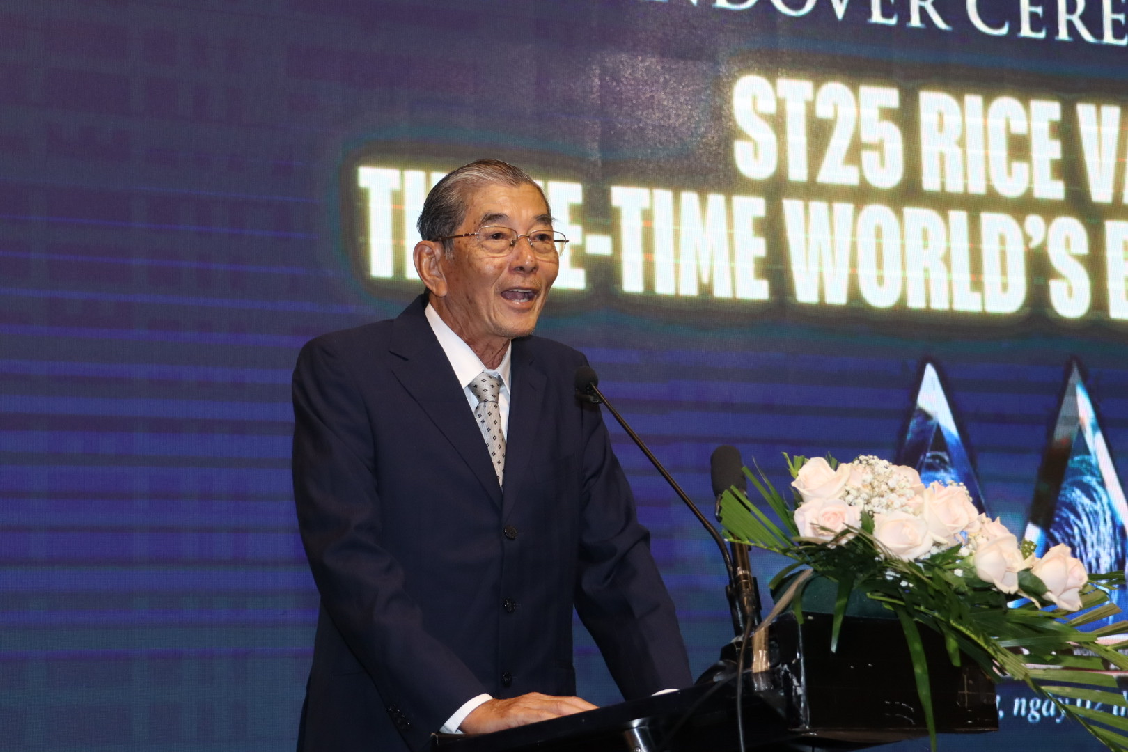 CEO The Rice Trader trao cúp cho cha đẻ gạo ST25 tại Việt Nam năm 2025 - Ảnh 2. CEO The Rice Trader trao cúp cho cha đẻ gạo ST25 tại Việt Nam năm 2025 - Ảnh 2.