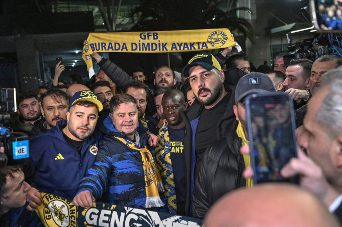 Biển người hâm mộ Fenerbahce chào đón NGolo Kante tại Istanbul, Thổ Nhĩ Kỳ ngày 4/2/2026. Ảnh: AFP
