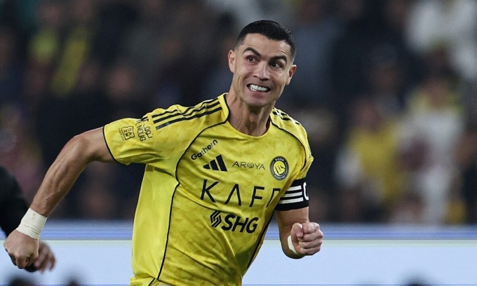 Cristiano Ronaldo trong trận Al Nassr gặp Al Khaleej trên sân Al Awwal, thành phố Riyadh, Arab Saudi tối 23/11/2025. Ảnh: Reuters