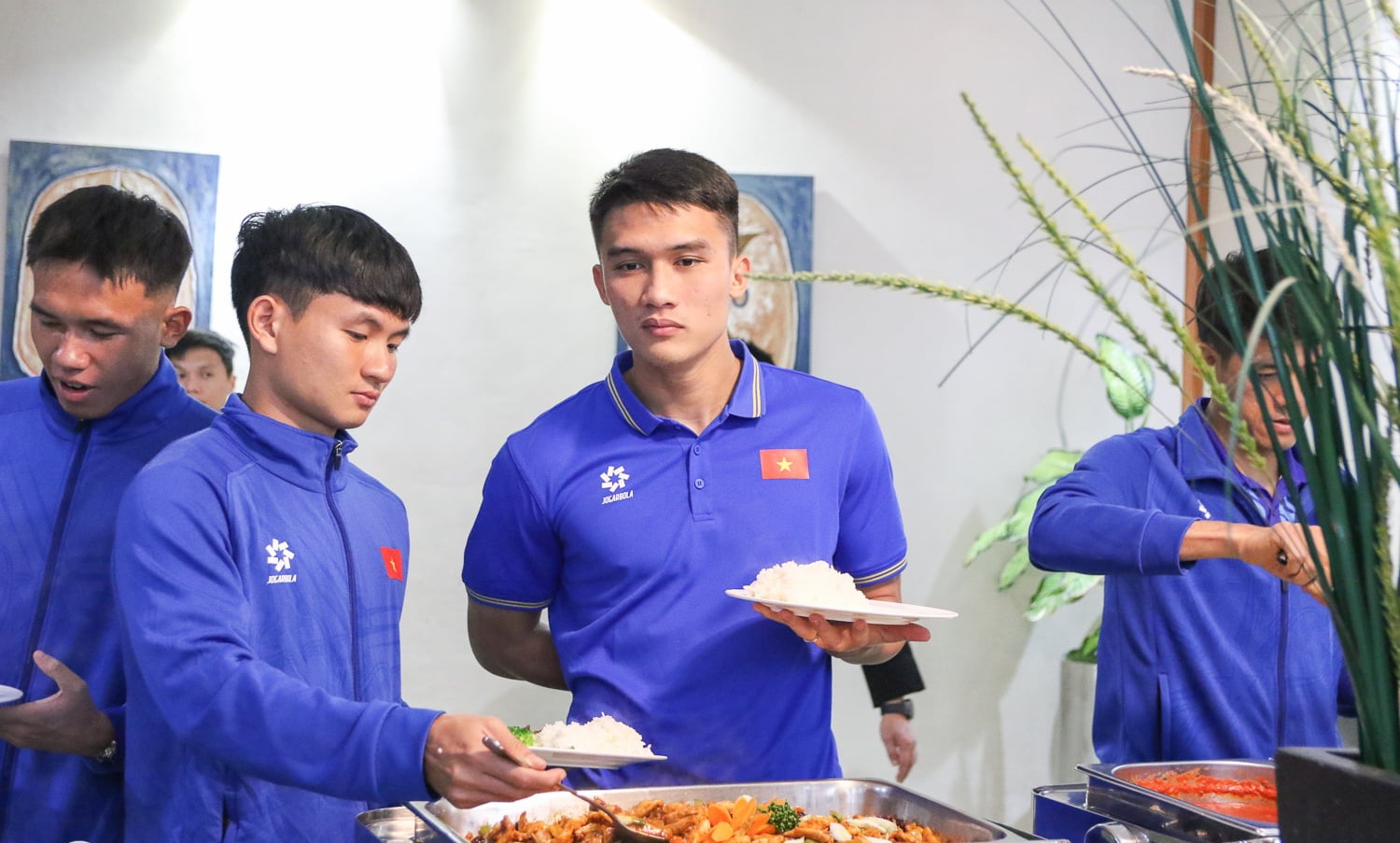 Vì sao cầu thủ trẻ không nên ăn buffet? - Ảnh 1.