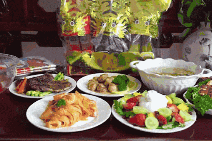 Tôm hùm, bò steak lên mâm cỗ cúng ông Công, ông Táo