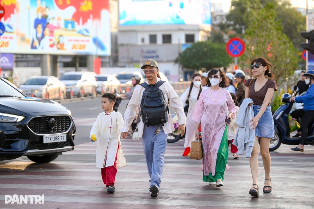 Vì sao du lịch TPHCM kiếm hơn 12.000 tỷ đồng chỉ trong 9 ngày? - 1