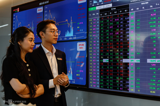 Nhà đầu tư đang theo dõi bảng điện tử tại trụ sở một công ty chứng khoán ở TP HCM. Ảnh: An Khương