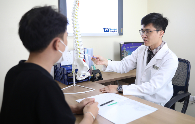 Bác sĩ Thắng giải thích tình trạng chèn ép cột sống cho người bệnh. Ảnh: Phòng khám Đa khoa Tâm Anh Quận 7