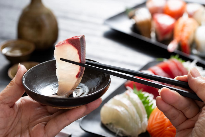 Vì sao người Nhật ăn cá sống mà không sợ nhiễm khuẩn? 1 Người Nhật thích ăn cá sống vì muốn giữ hương vị ngon ngọt tự nhiên. (Ảnh: Jac-skill)