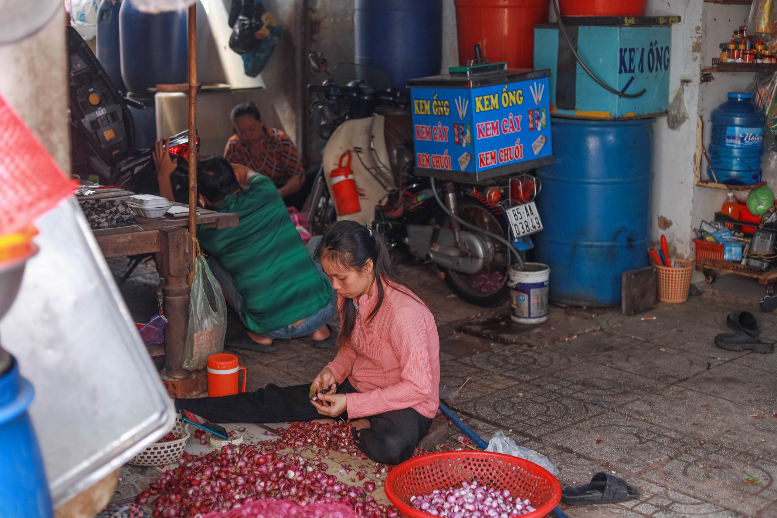 Tết lạ 'xóm chảy nước mắt' ở TP.HCM: Vì sao nhiều người bỏ nghề?- Ảnh 1.