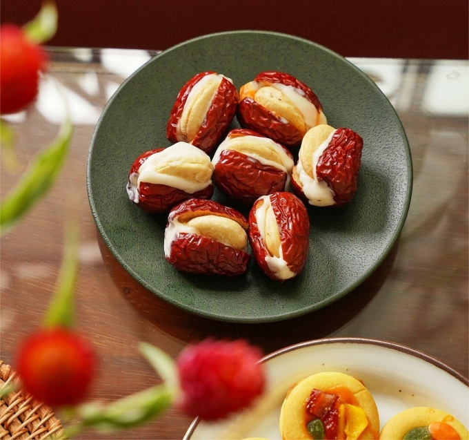 Đồ ngọt có thể làm ảnh hưởng đến chức năng hàng rào bảo vệ da, gây mụn. Ảnh: Hùng Cường