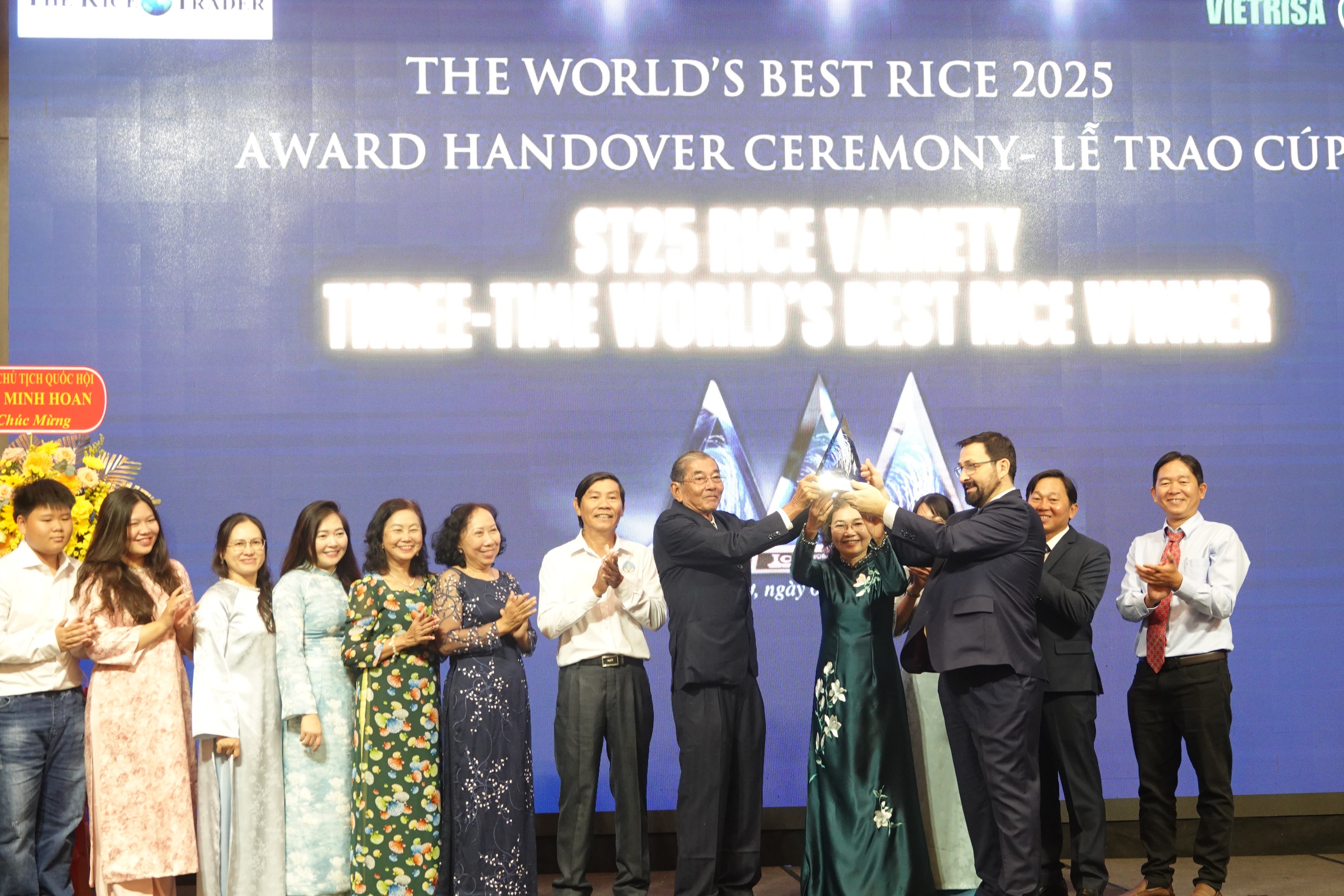Vì sao sau 3 tháng đoạt giải, gạo ST25 mới nhận cúp 'Gạo ngon nhất thế giới'? 1 Gạo ST25 nhận cúp 'Gạo ngon nhất thế giới' sau 3 tháng đoạt giải - Ảnh 1.
