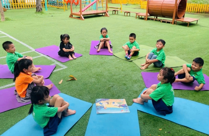 Việc tiếp xúc với môi trường bên ngoài thông qua đi học, vui chơi giúp trẻ tăng cường sức đề kháng tự nhiên thay vì được bao bọc quá kỹ ở nhà. Ảnh: Lê Phương