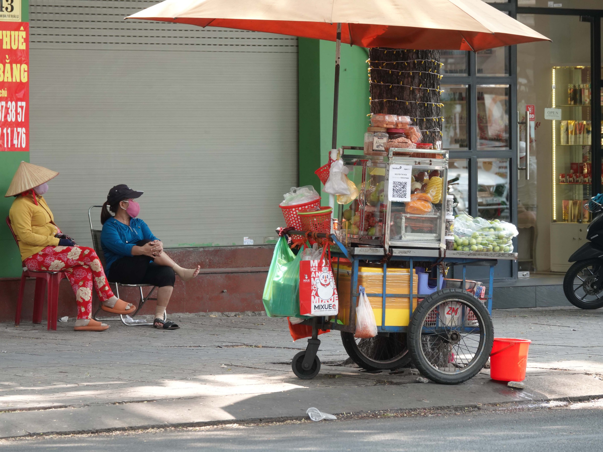 Vỉa hè, hàng rong và sinh kế - Ảnh 1.