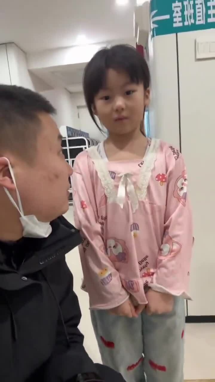 Bé 7 tuổi nổi tiếng sau video chăm cha trong bệnh viện hút 12 triệu người xem