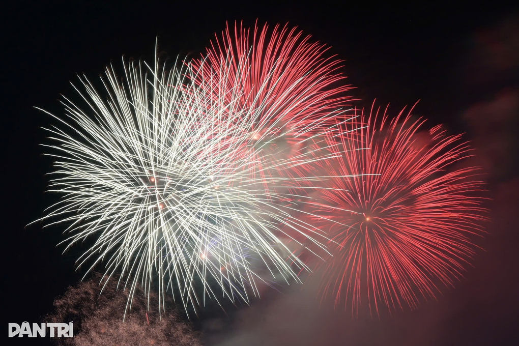 Video máy bay cất cánh lúc Giao thừa, pháo hoa rợp trời ở Việt Nam gây sốt - 2