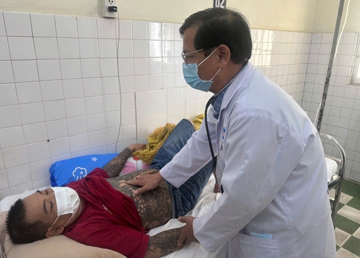 Viêm tụy cấp vì lịch nhậu tiệc tất niên dày đặc 1 Nam bệnh nhân nhập viện cấp cứu sau nhiều bữa tiệc tất niên triền miên