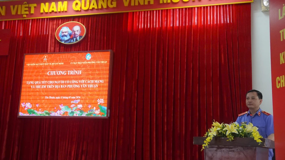 Viện trưởng VKSND TP.HCM Lê Văn Đông phát biểu tại buổi trao quà. Ảnh: SONG MAI