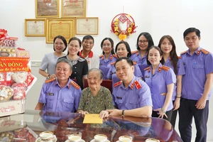 Viện trưởng VKSND TP.HCM Lê Văn Đông thăm, chúc Tết Mẹ Việt Nam Anh hùng