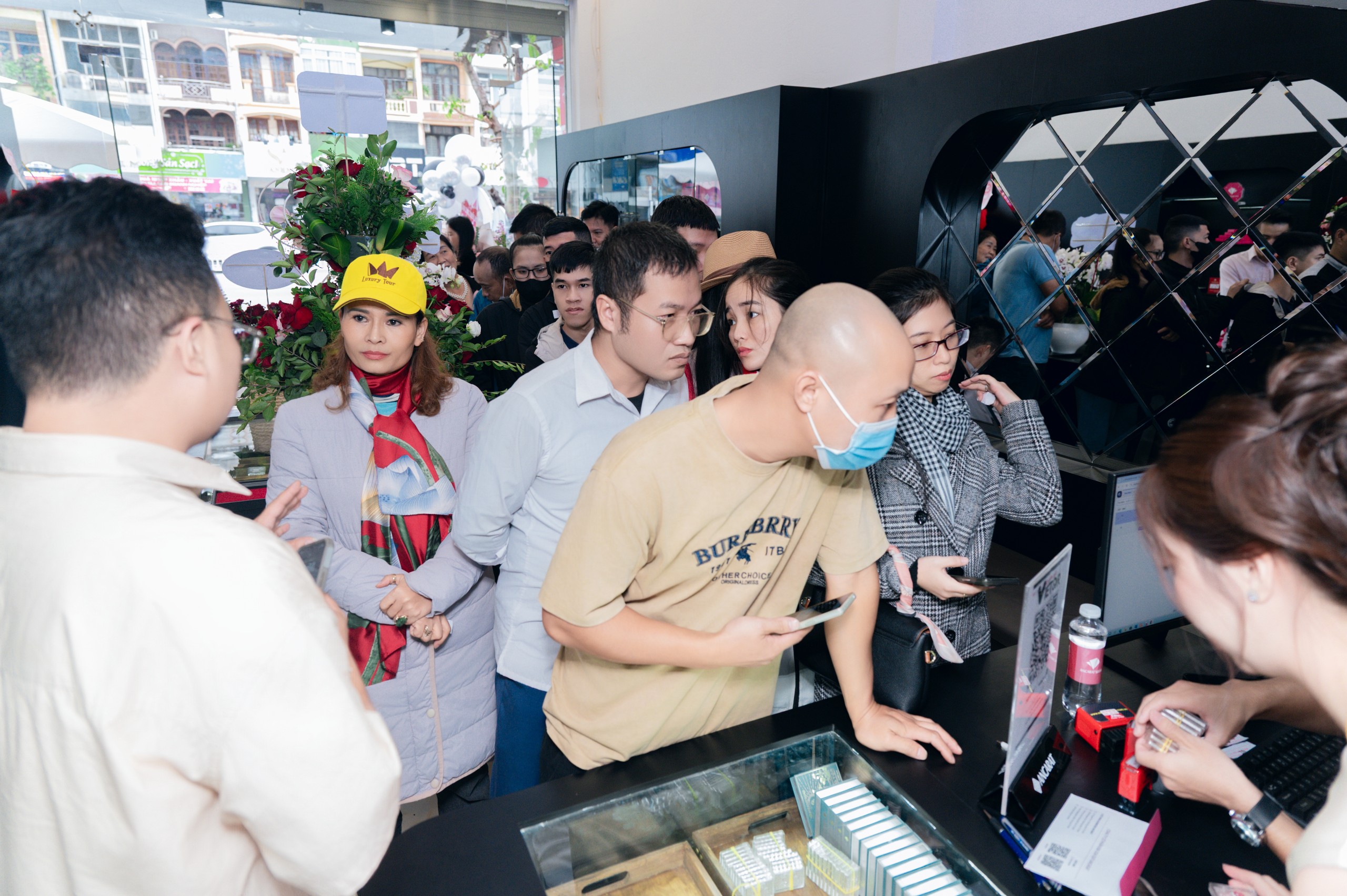 'Việt Nam không khan hiếm bạc' 1 bạc - Ảnh 1.