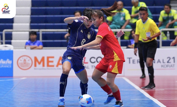 Việt Nam (áo đỏ) để thua Thái Lan 2-4 ở bán kết giải futsal nữ Đông Nam Á 2026, tối 28/2. Ảnh: FA