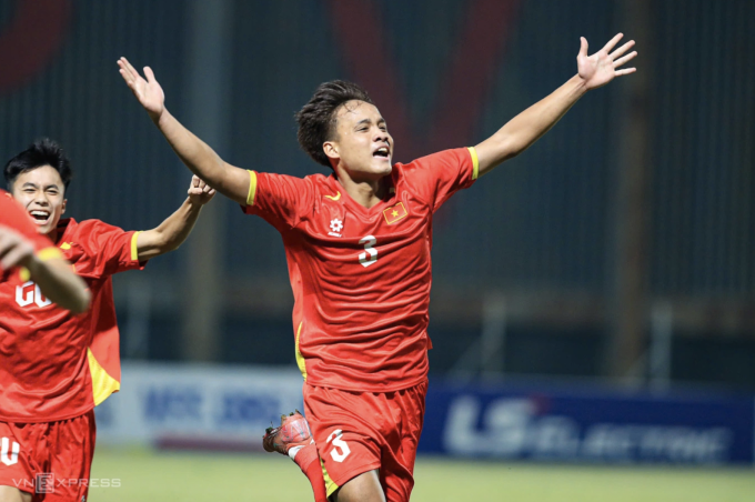 Trung vệ Việt Nam Nguyễn Mạnh Cường mừng bàn mở tỷ số ở phút thứ 4 trong trận thắng Malaysia 4-0 ở lượt cuối bảng C vòng loại U17 châu Á 2026, trên sân PVF ở Hưng Yên ngày 30/11/2025. Ảnh: Như Huynh