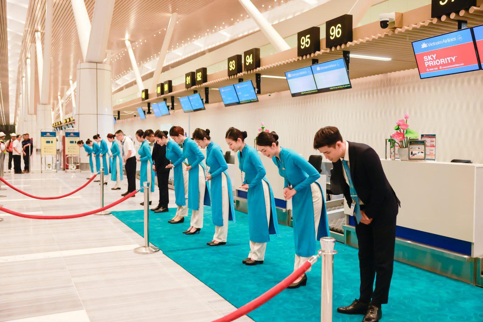 Vietnam Airlines mong được thông cảm- Ảnh 2. Vietnam Airlines mong được thông cảm- Ảnh 2.