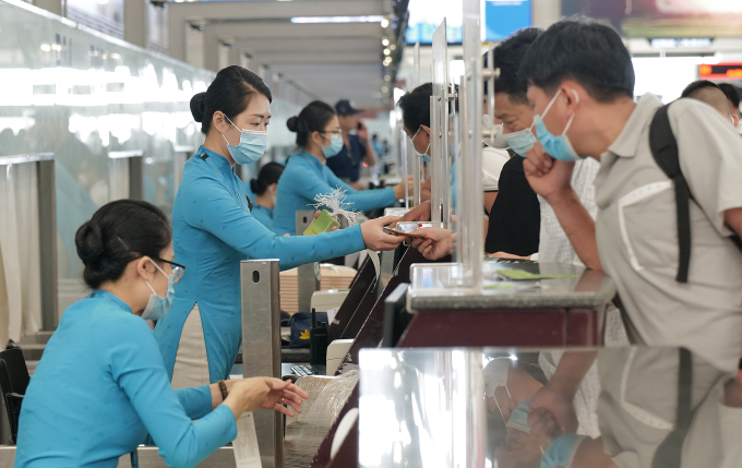 Hành khách làm thủ tục hàng không tại sân bay Nội Bài. Ảnh: Ngọc Thành