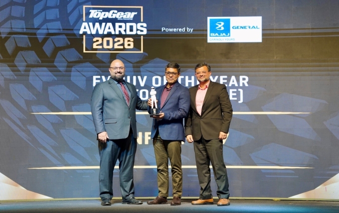 Ông Tapan Ghosh (giữa), CEO VinFast Ấn Độ, nhận giải từ ban tổ chức BBC TopGear India Awards 2026. Ảnh: VinFast