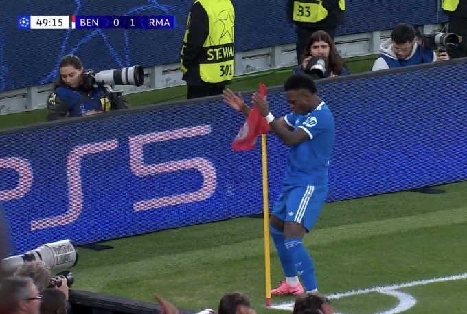 Vinicius lắc hông nhún nhảy khi mừng bàn trong trận Benfica 0-1 Real ở lượt đi vòng play-off Champions League hôm 17/2. Ảnh: AS