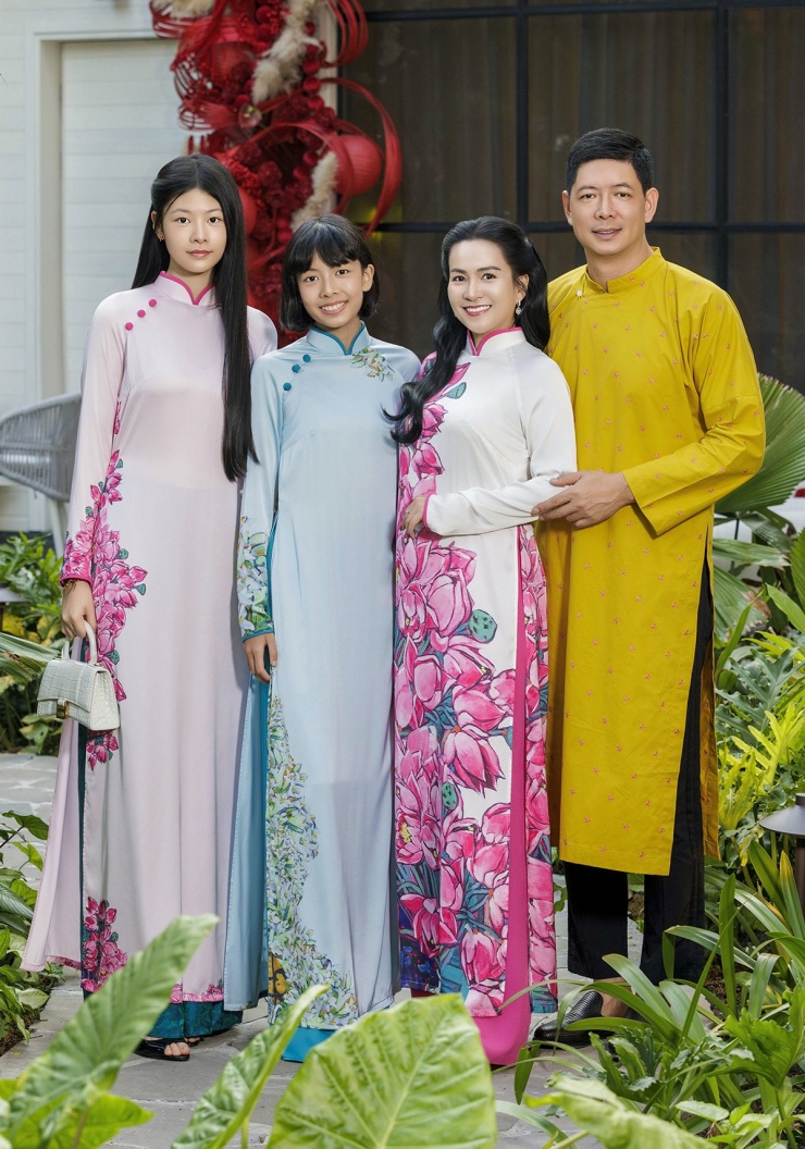 Gia đình Bình Minh diện áo dài thực hiện bộ ảnh kỷ niệm Tết Bính Ngọ, giữa tháng Hai.