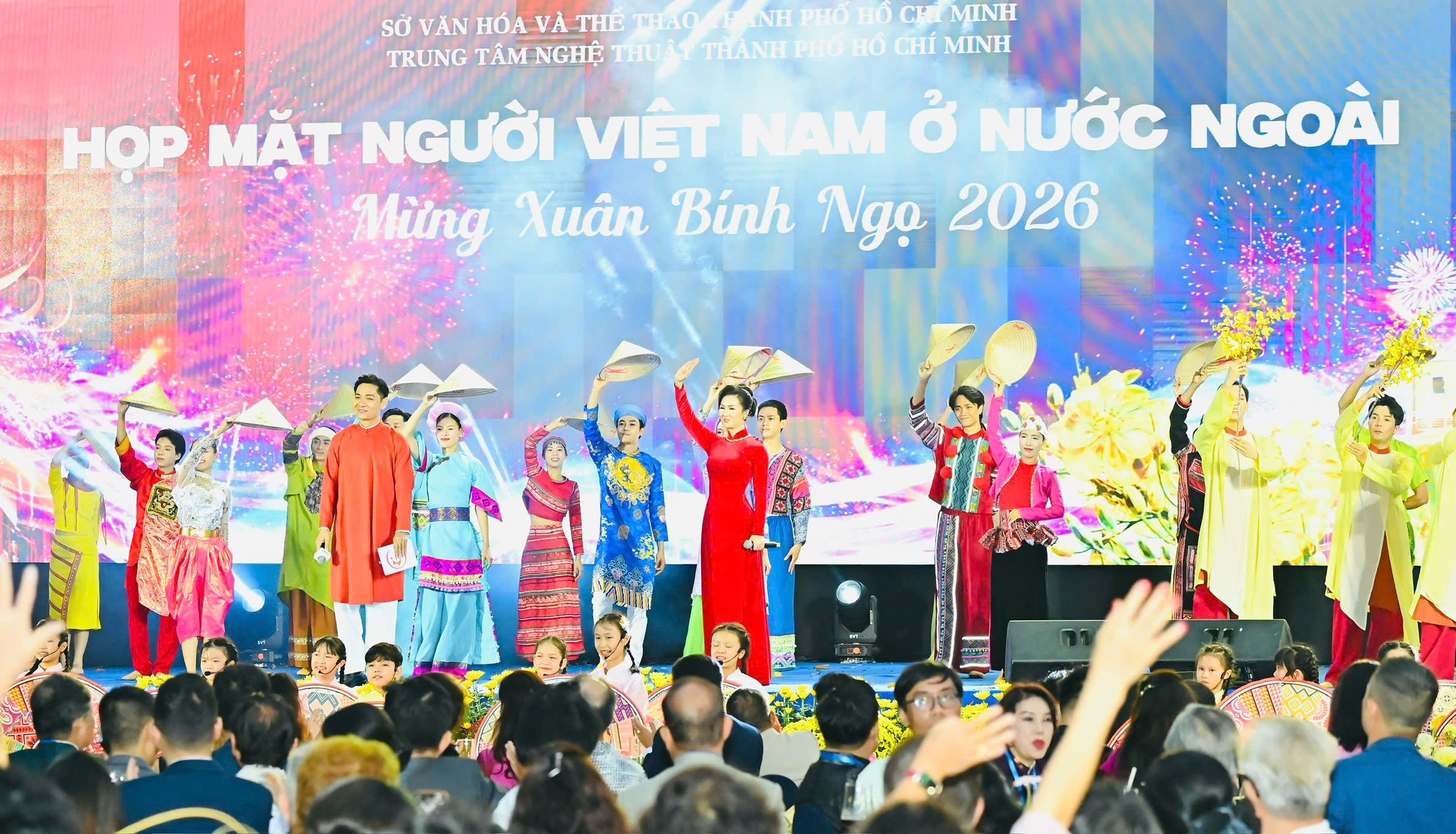 Võ Hạ Trâm, Hiền Thục biểu diễn chương trình họp mặt kiều bào mừng Xuân Bính Ngọ- Ảnh 1.