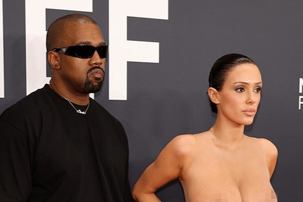 Vợ Kanye West chụp ảnh táo bạo, lần đầu nói về màn cởi đồ sốc tại Grammy - 1