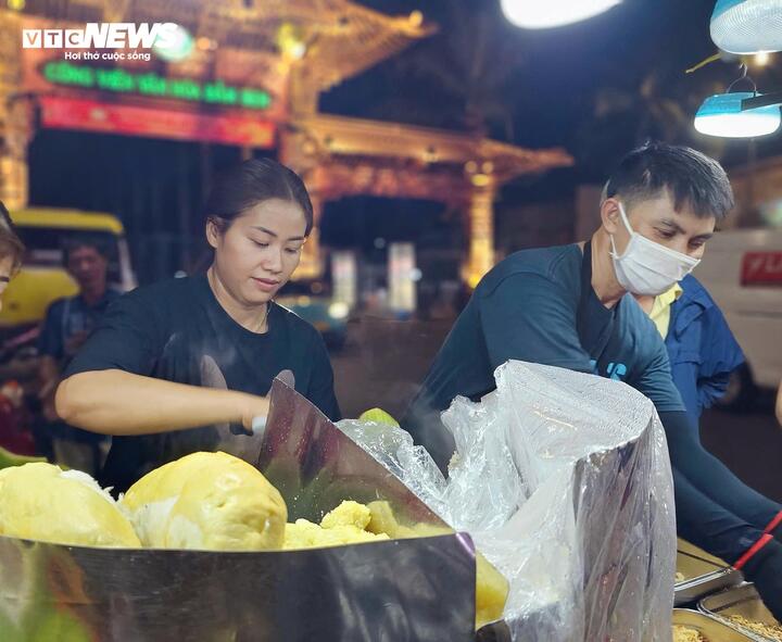 Vợ chồng trẻ bán món xôi lạ, khách chen chân bốc số chờ mua- Ảnh 1.