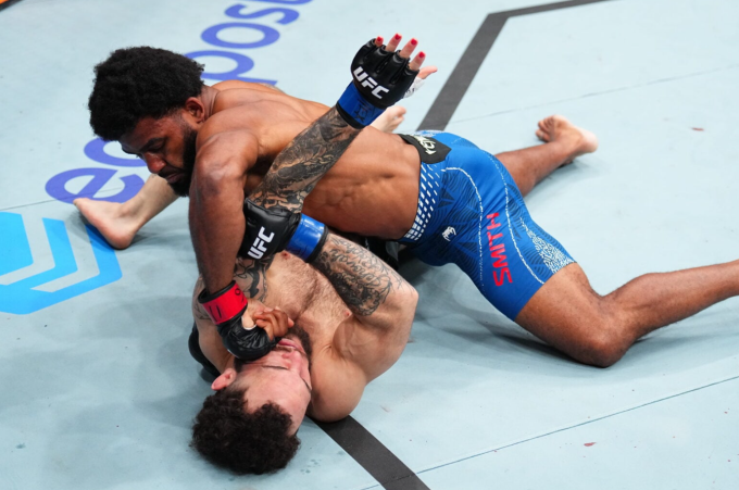 Jacobe Smith khóa siết và tung cú đấm vào mặt Josiah Harrell tại UFC Houston ngày 21/2/2026. Ảnh: Zuffa LLC